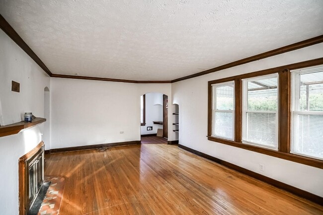 Building Photo - 409 E Melbourne Ave