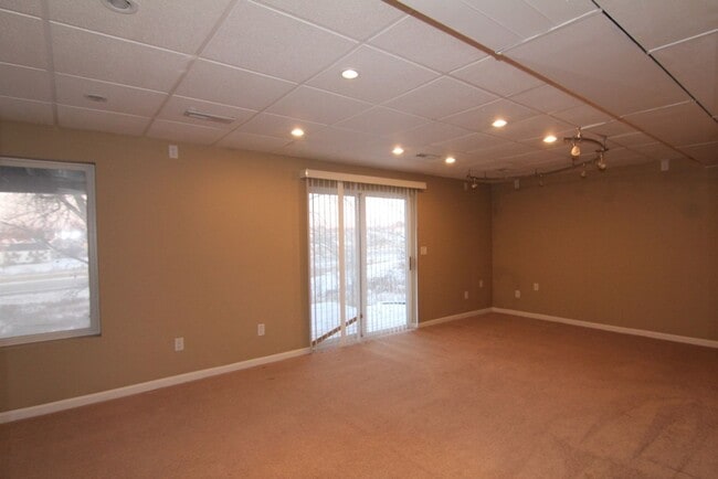 Building Photo - Beautifully Renovated Large 4 bedroom Dupl...