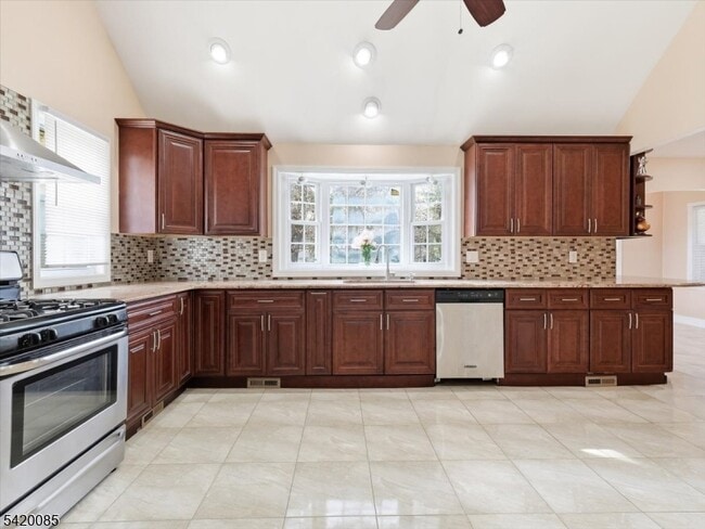 Building Photo - 95 Sycamore Ave