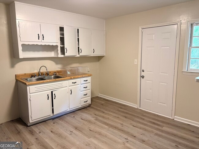 Building Photo - 407 Fayetteville Rd