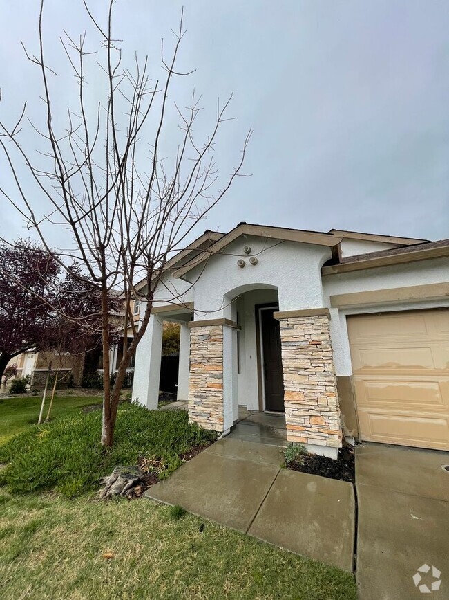 Building Photo - This charming 3/bed 2/bath welcomes you home.