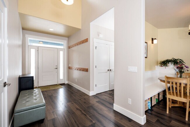 Building Photo - 3 Bedroom 2 Bathroom Ranch Style Home in I...