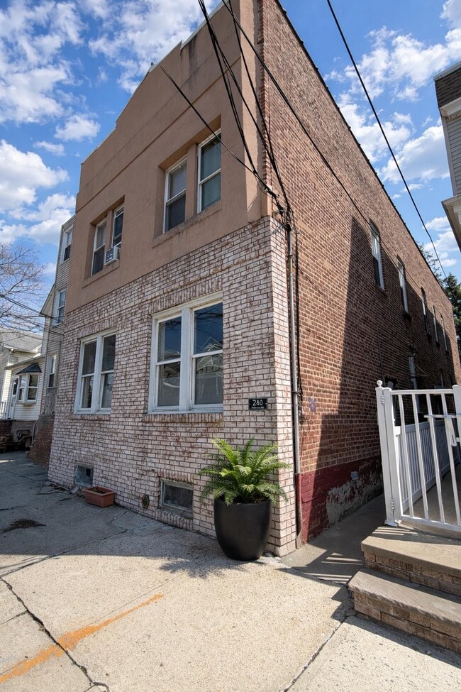 Building Photo - 260 Prospect Ave