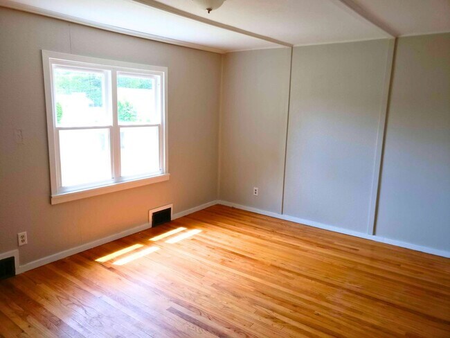 Building Photo - 4-Bedroom Home for Rent Summer 2026