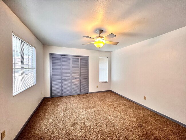 Building Photo - Updated 3 Bedroom, 3 Bathroom Townhome in ...
