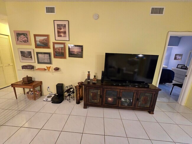 Building Photo - 5084 Rose Hill Dr