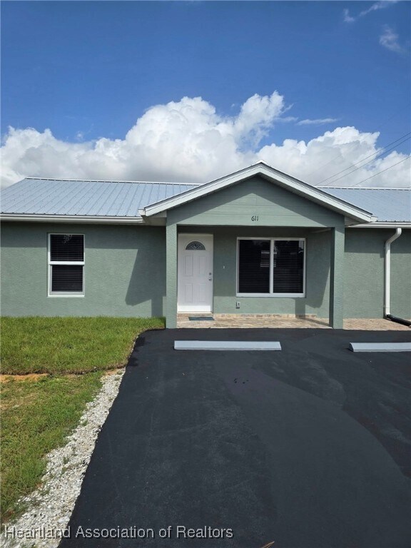 Building Photo - 611 Memorial Dr
