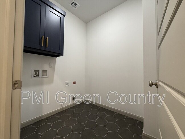 Building Photo - 130 E Elgin St