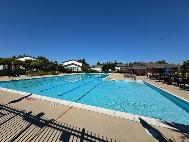 Building Photo - 2 Bedroom/1.5 Bathroom Townhouse Available in Union City!!