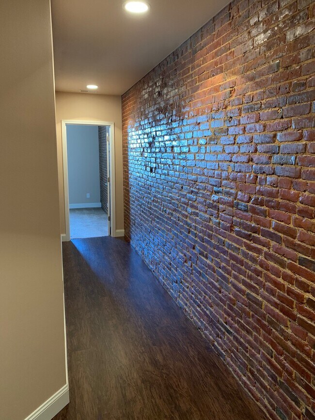 Building Photo - 405 Hampshire St