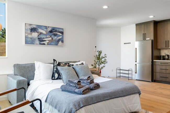 Building Photo - 5300 NE 67th St