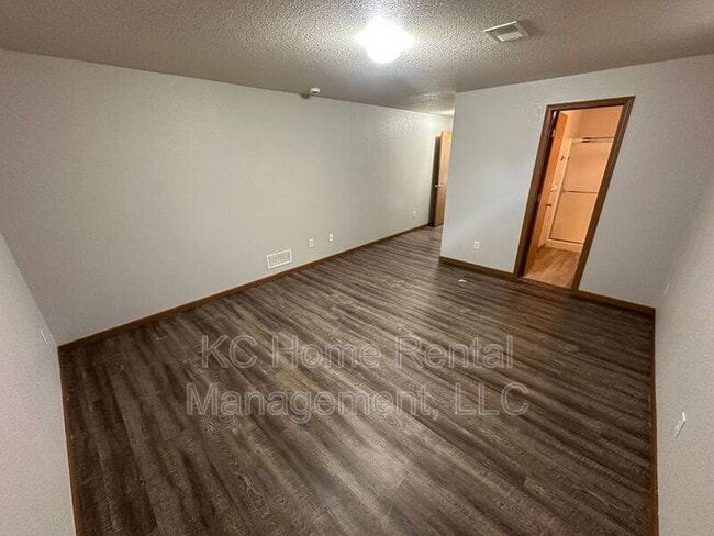 Building Photo - 709 SE Drew Ct