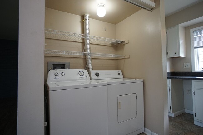 Building Photo - 3 Bedroom / 2 1/2 Bathroom.  Close to Campus.  On PHD bus route.