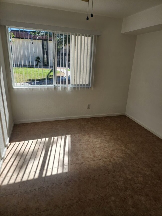 Building Photo - 3 bedroom/ 2 bath condo 1st floor condo