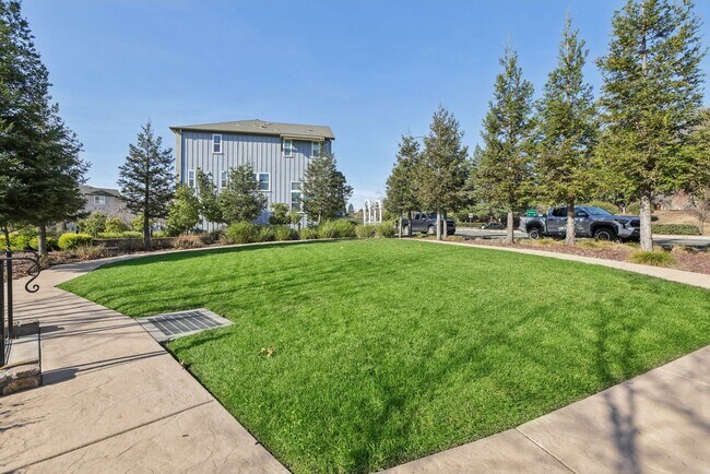 Building Photo - Beautiful Corner-Unit Townhome Near Downtown – 4 Bed | 3 baths