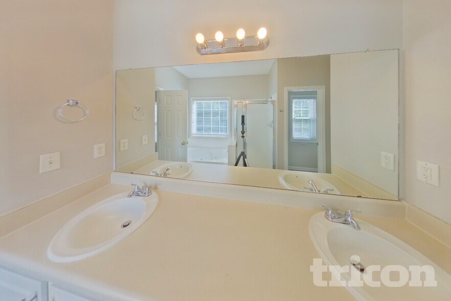 Building Photo - 806 Board Walk Ct