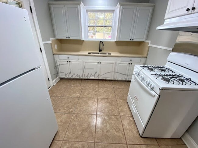 Building Photo - Remodeled 2BR/1BA with Hardwood Floors & L...