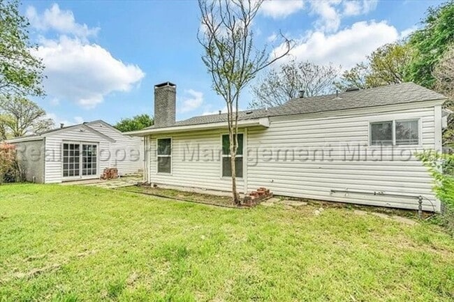 Building Photo - 6400 Greenway Rd