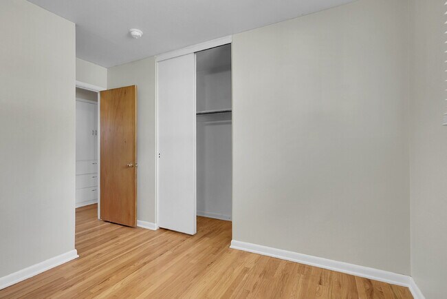 Building Photo - $1,900.00, 3-bed, 2 bath, located in Color...