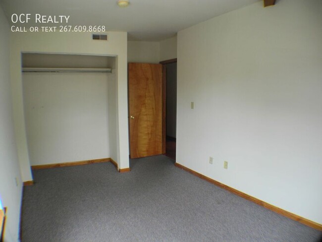Building Photo - Graduate Hospital Three Bedroom / One Bath...