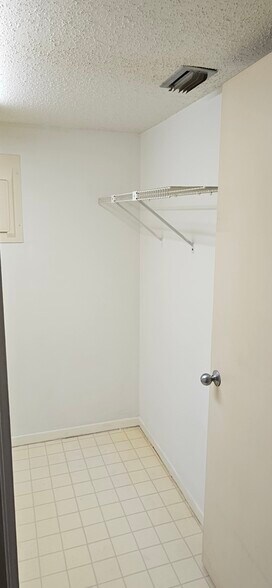 Laundry - 4550 Pinebrook Cir