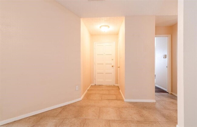 Building Photo - 2527 Colonial Ridge Dr