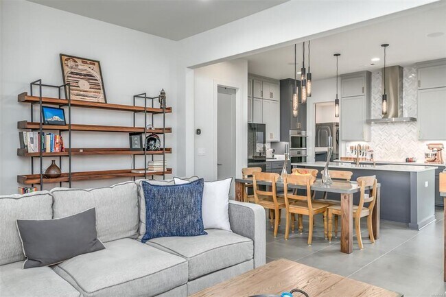 Building Photo - Desirable Hampstead Living!