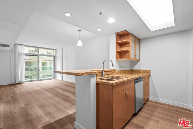 Primary Photo - 13700 Marina Pointe Dr
