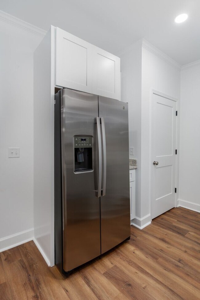 Building Photo - Pre-Leasing for the 26-27 School Year! Unbeatable Location