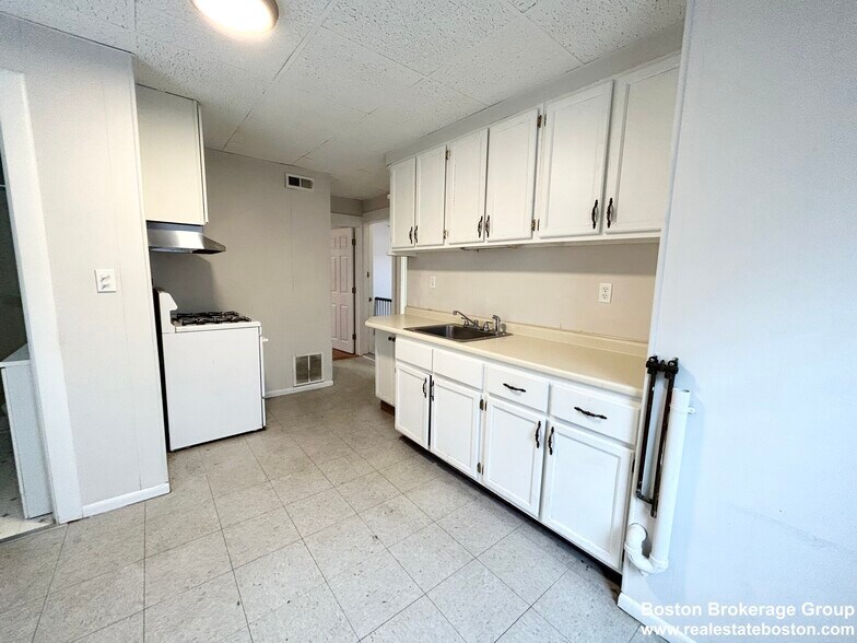Building Photo - 99 Buttonwood St
