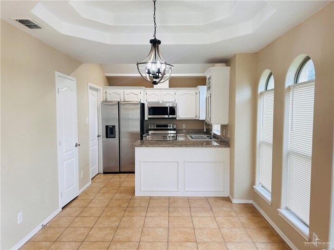 Building Photo - 14 West Dr