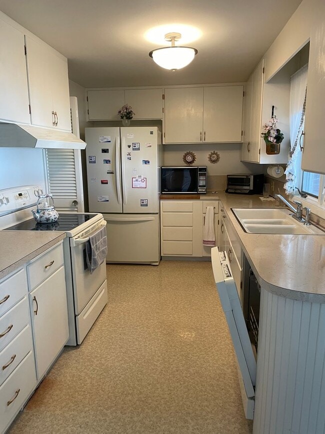 Building Photo - Lake Front Home For Rent! 1/2 Off First Full Months Rent Move in Special!!!