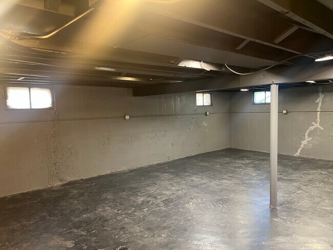Building Photo - 9243 Lynwood Dr