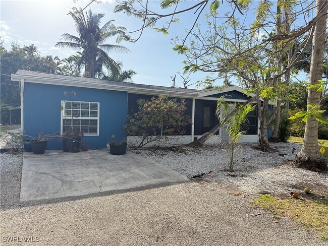 Building Photo - 10899 Russell Rd