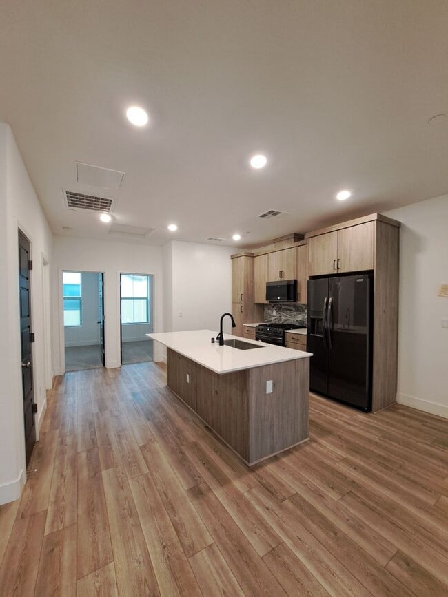 Building Photo - Fresno 3BR Pet-Friendly Townhouse with Community Amenities!