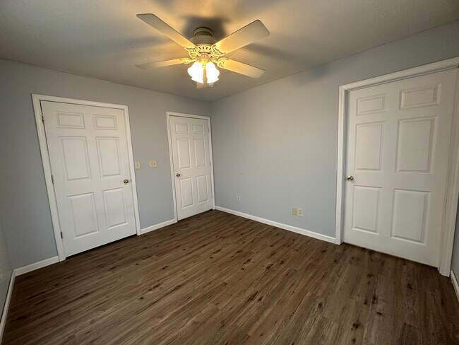 Building Photo - 104 W Davis St