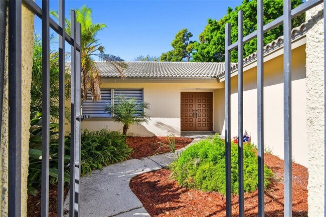 Building Photo - 970 Rolling Hills Dr