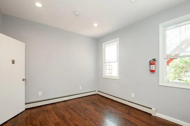 Building Photo - 705 8th St