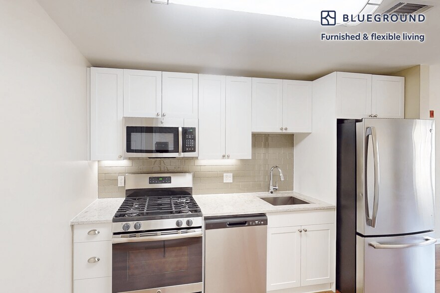 Building Photo - 160 Boylston St