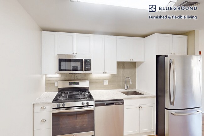 Building Photo - 160 Boylston St