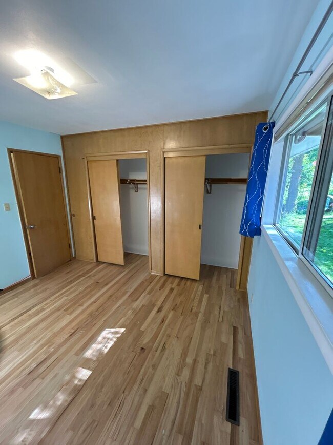 Building Photo - dege01