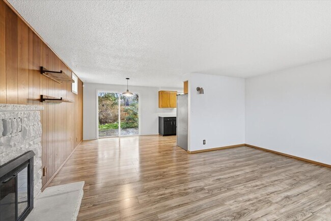 Building Photo - 2500 Alma Dr