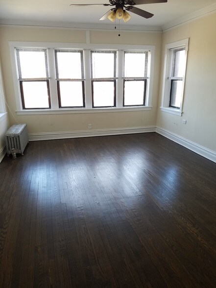 Primary Photo - 3600 W Sunnyside Ave