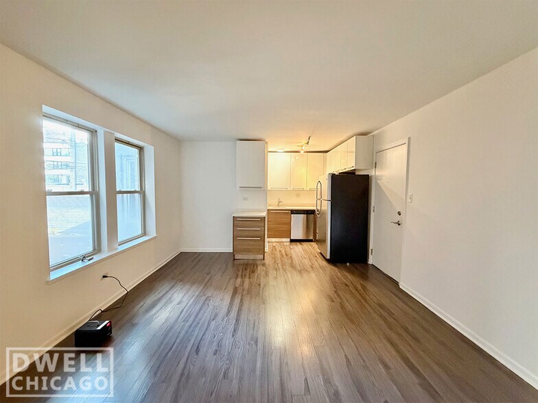 Building Photo - 955 W Carmen Ave