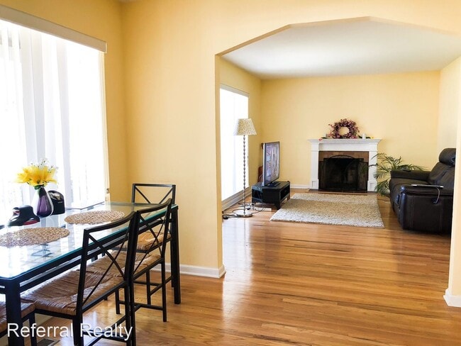 Building Photo - 3 br, 1 bath House - 653 N Baywood Avenue