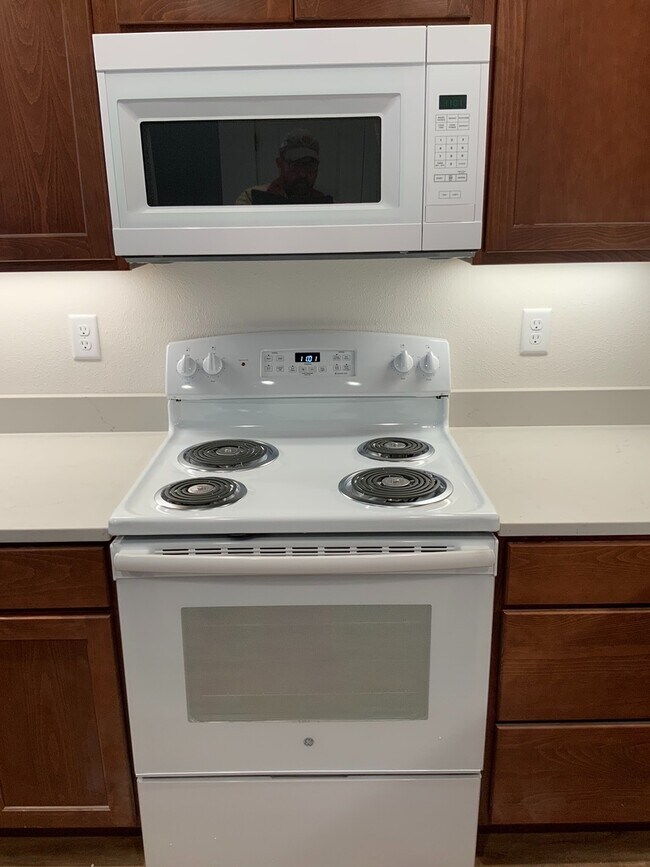 Building Photo - 4.5 Bathrooms ! 4 large bedrooms! Close to CWU