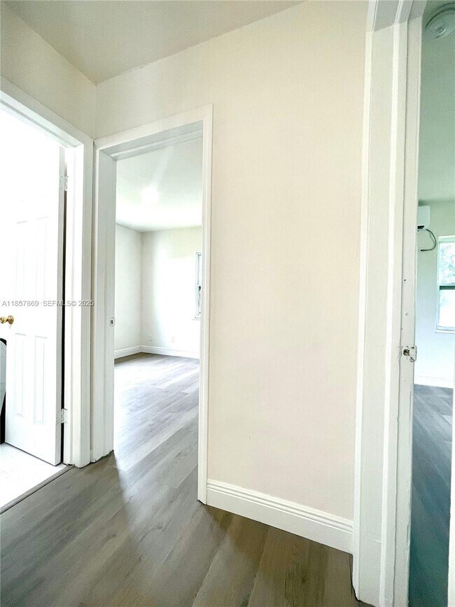 Building Photo - 1004 SW 24th Ave