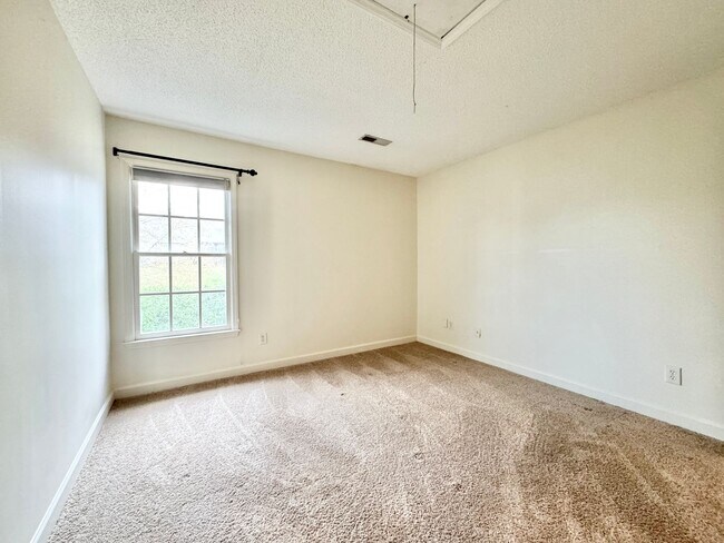 Building Photo - 3 BR Townhouse w/ Garage in Adams Farm