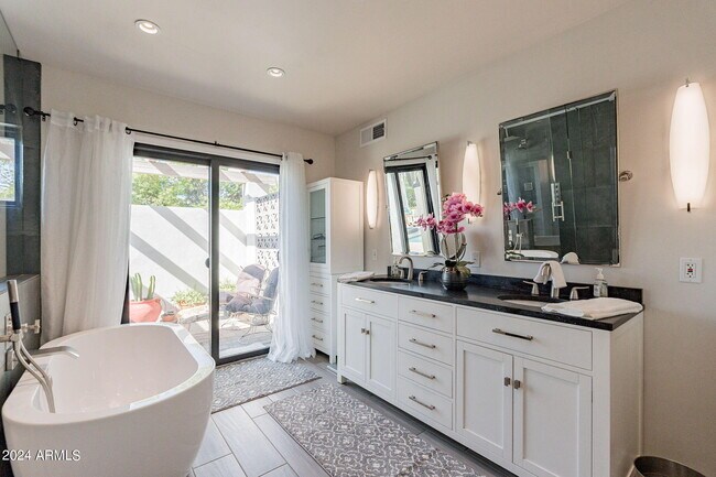Building Photo - 8257 E Del Cadena Dr