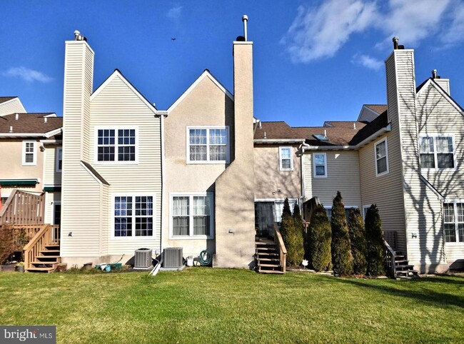 Building Photo - 518 Country Club Dr